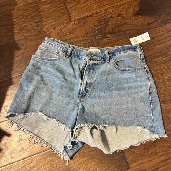 NWT Abercrombie Curve Love High Rise 4" Mom Short Size 32" - Picture 3 of 3